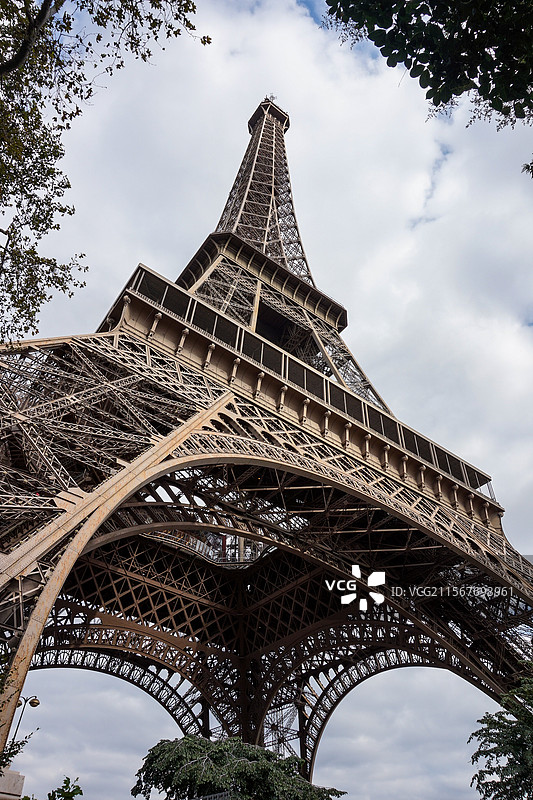 仰视法国巴黎地标建筑-埃菲尔铁塔图片素材