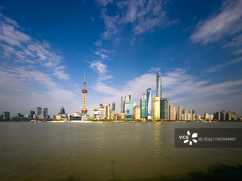 上海浦东陆家嘴东方明珠地标建筑蓝天白云图片素材