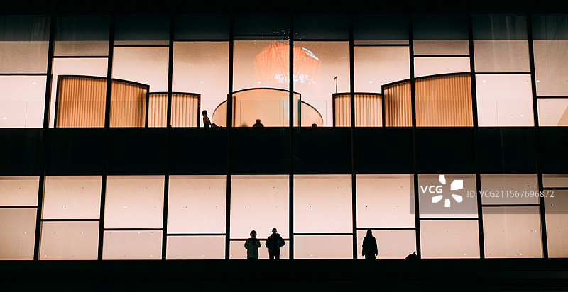 西安夜晚万象城外立面图片素材