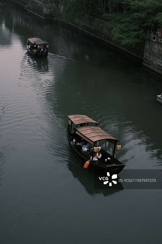 湖中船的高角度视图图片素材