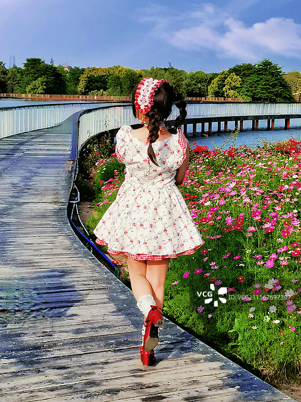 走在栈桥的女孩图片素材