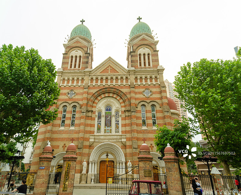 仰拍天津西开教堂正面图片素材