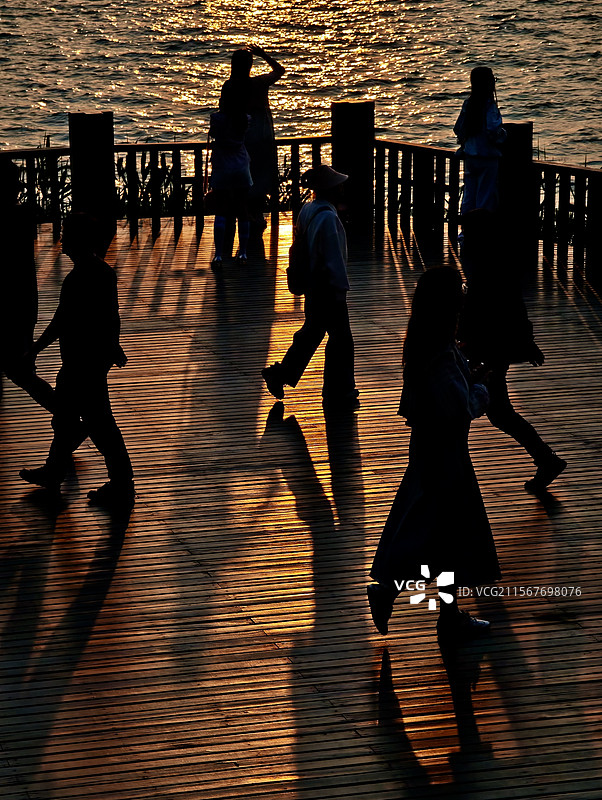 夕阳下的人群图片素材
