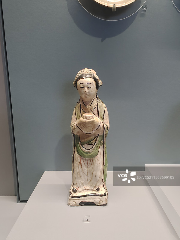 山东省博物馆金白釉加彩女俑图片素材