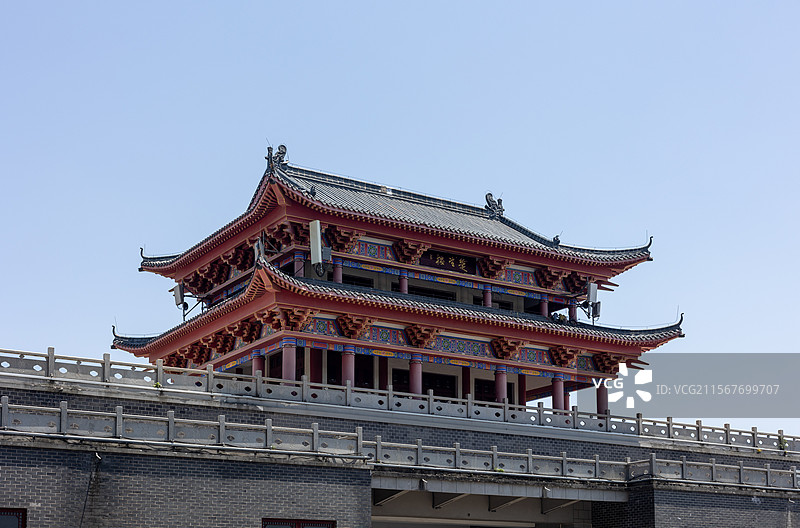 常德沅江南岸鼎城区城南防洪大堤涵闸上的仿古阁楼建筑楚望楼图片素材