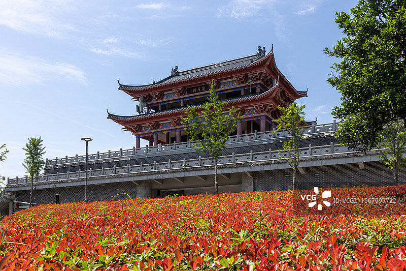 常德沅江南岸鼎城区城南防洪大堤涵闸上的仿古阁楼建筑楚望楼图片素材