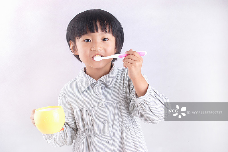 刷牙的孩子图片素材