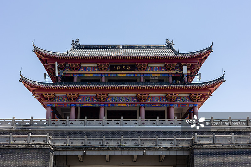 常德沅江南岸鼎城区城南防洪大堤涵闸上的仿古阁楼建筑楚望楼图片素材