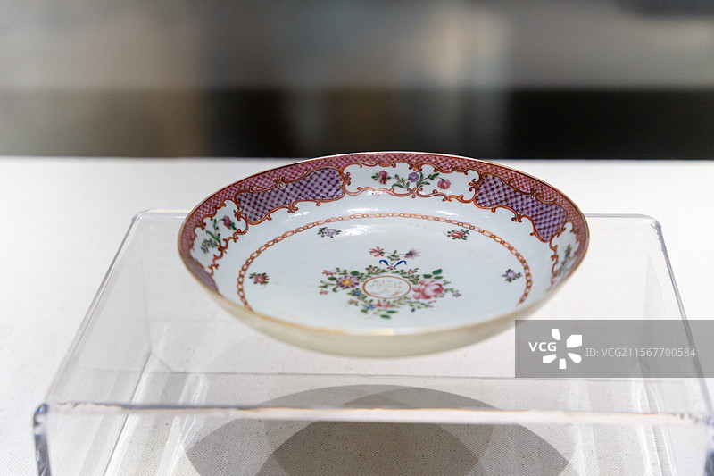 广彩花卉纹波斯文碟，广州十三行博物馆展品图片素材