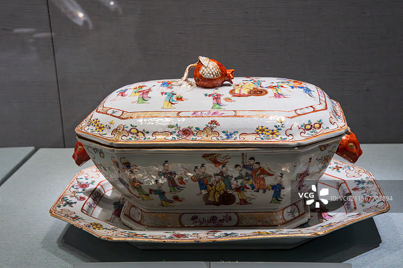 中国风彩绘瓷器餐具图片素材