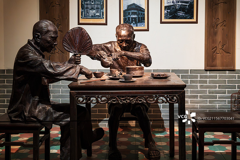 两位老人在茶馆对弈图片素材