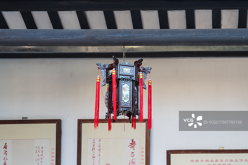 传统中式灯笼悬挂于室内图片素材