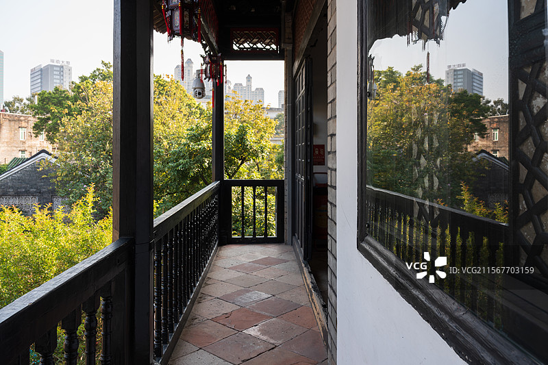 传统建筑阳台俯瞰城市景观图片素材