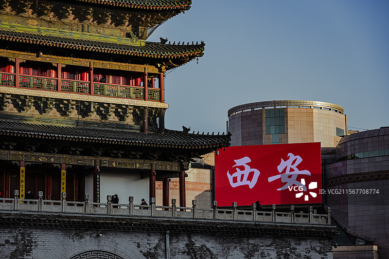西安钟楼午后阳光撒在钟楼，远处的LED屏幕不仅表明地点，更为画面带来了视觉上的冲击图片素材