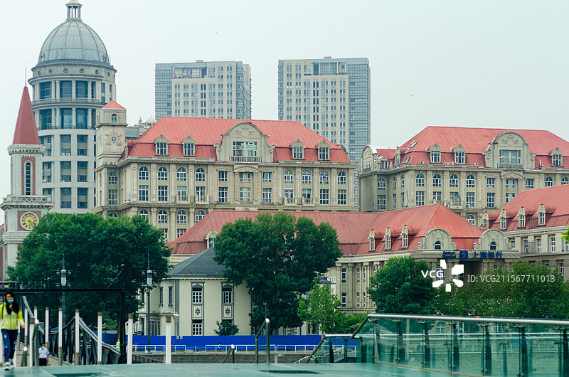中国天津金汤桥旁海河沿岸的欧式建筑图片素材