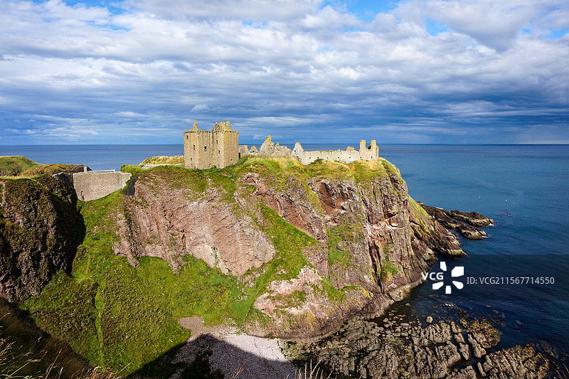 屹立在英国苏格兰东海岸悬崖上的邓诺特城堡遗迹风光图片素材