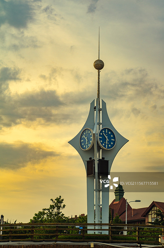 青岛黄昏下第一海水浴场的世纪钟图片素材