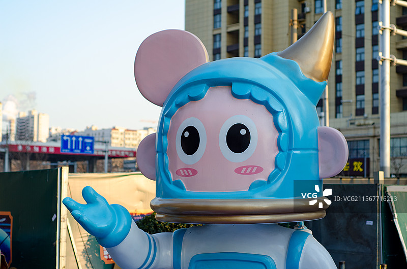 一个蓝色的玩偶塑像图片素材