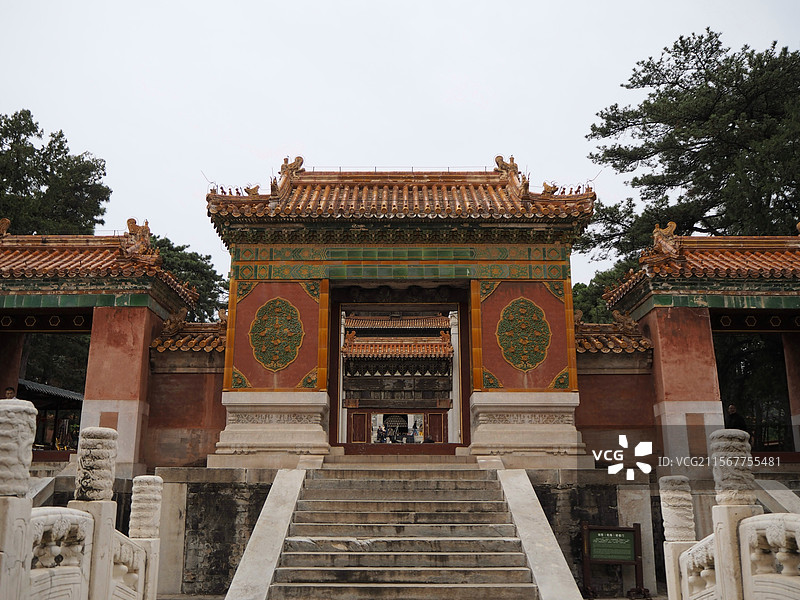 清东陵-裕陵(乾隆)-陵寝门：也叫三座门、琉璃花门，左门皇帝出入，称君门，中门帝、后棺椁经过，称神门图片素材