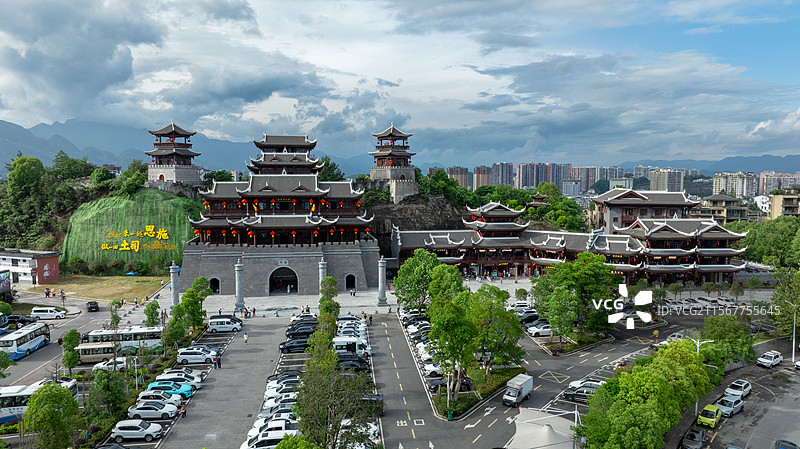 蓝天白云下的土司古城楼图片素材