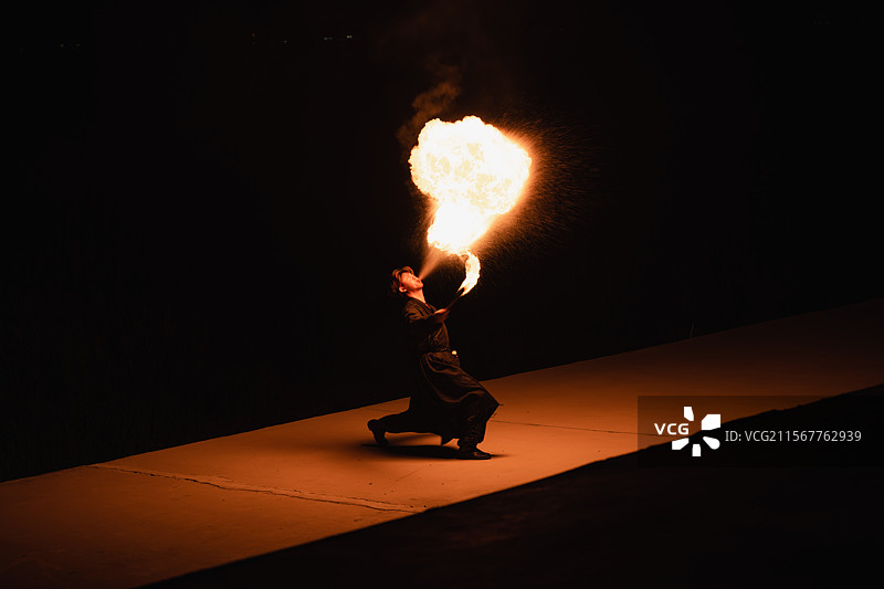 上海崇明非文化遗产打铁花表演图片素材