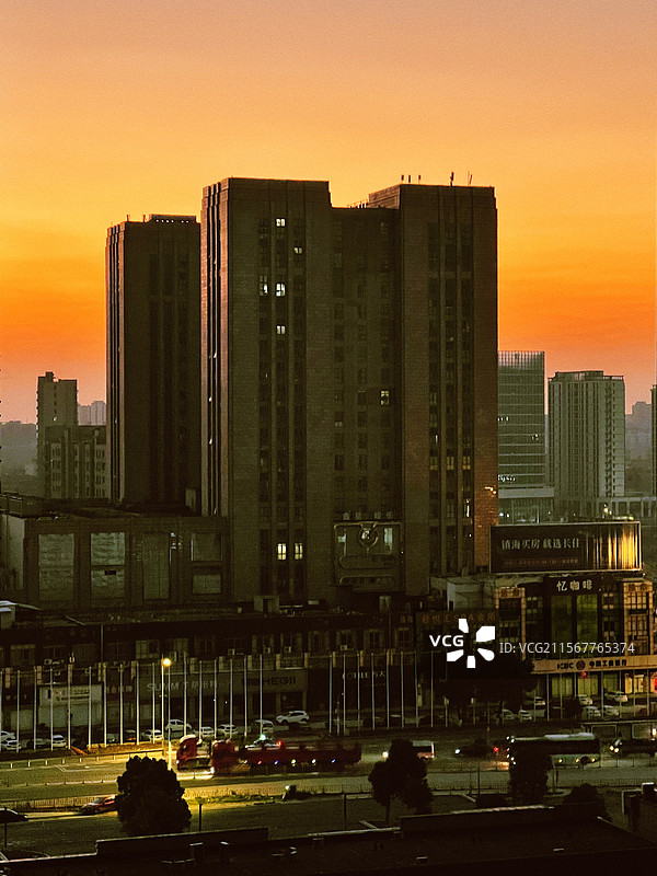 清晨朝霞下的宁波镇海利时广场图片素材