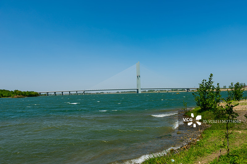 襄阳长寿岛隆中大桥与宽阔水域图片素材
