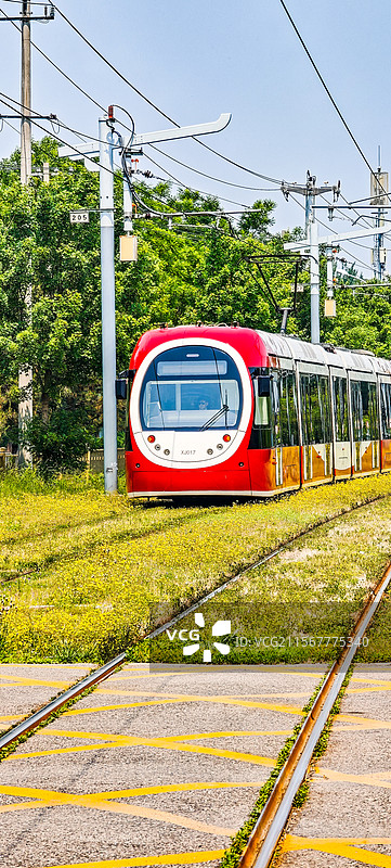 北京地铁西郊线轨道上行驶的小火车图片素材