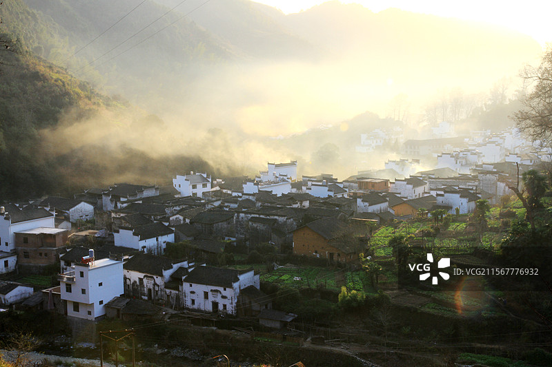 晨雾中的小山村图片素材