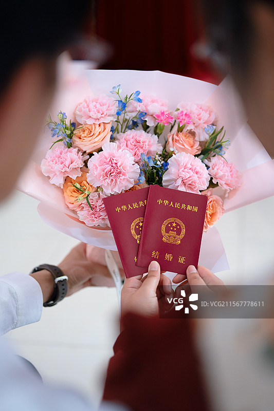 鲜花和结婚证图片素材