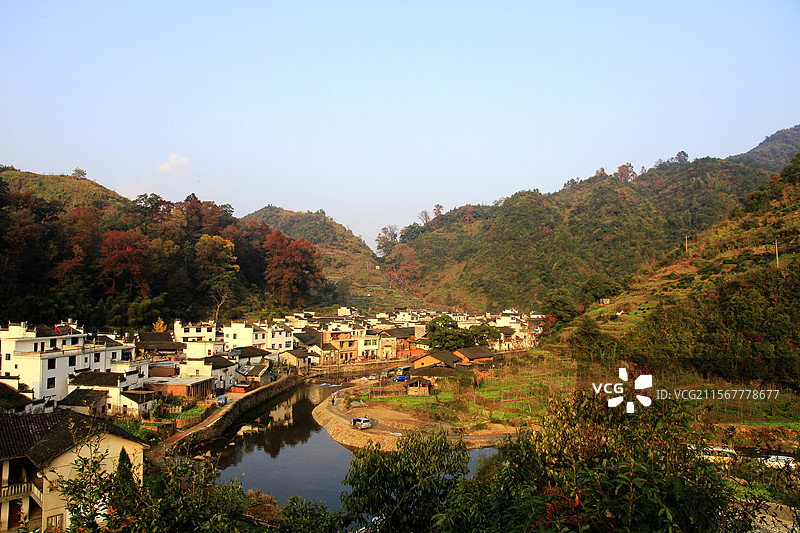 黄昏时分的小山村图片素材