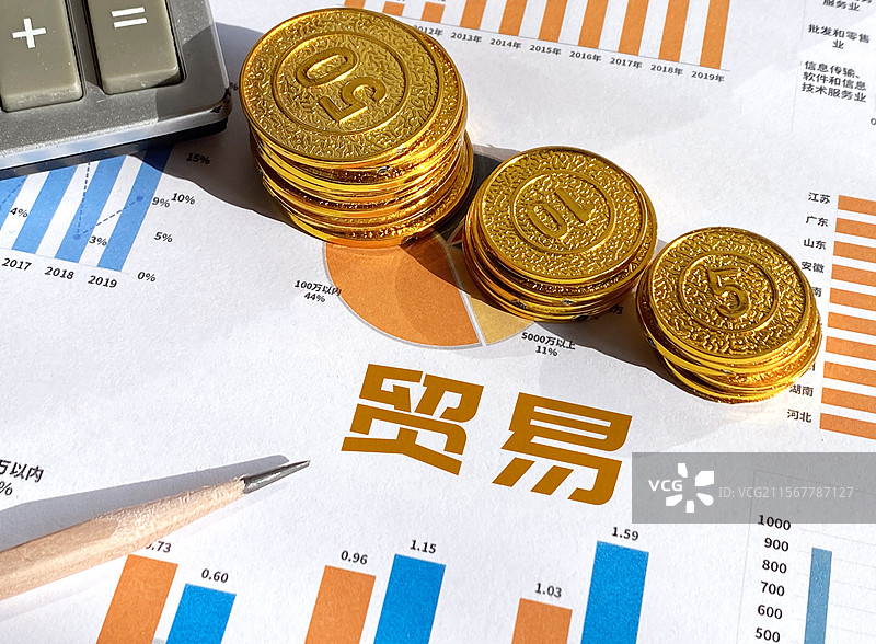 金融文件上的硬币和计算器特写镜头 贸易图片素材