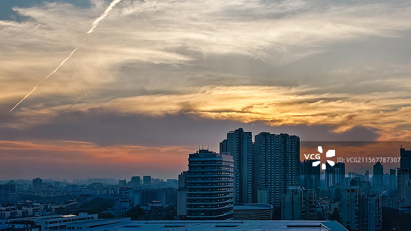 太阳初升时的城市风景图片素材