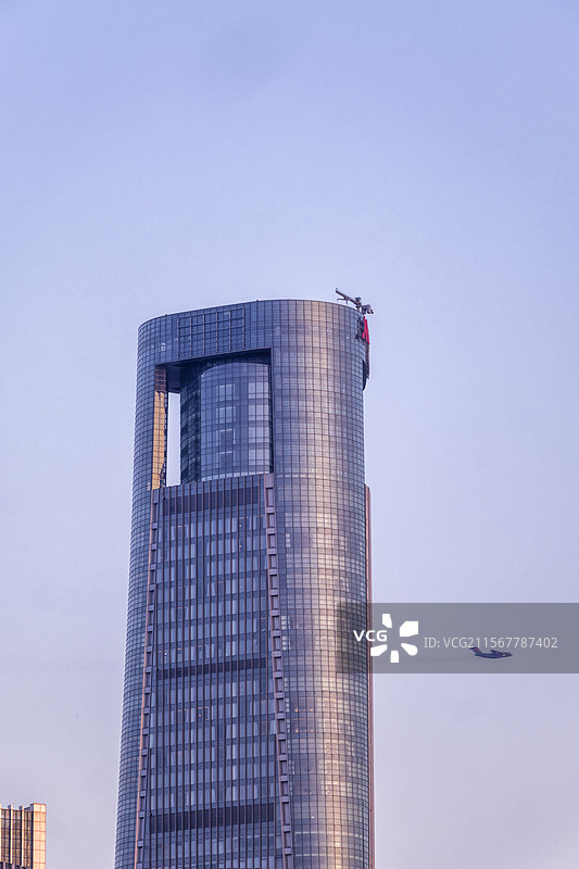 绿地中心与运输机同框图片素材