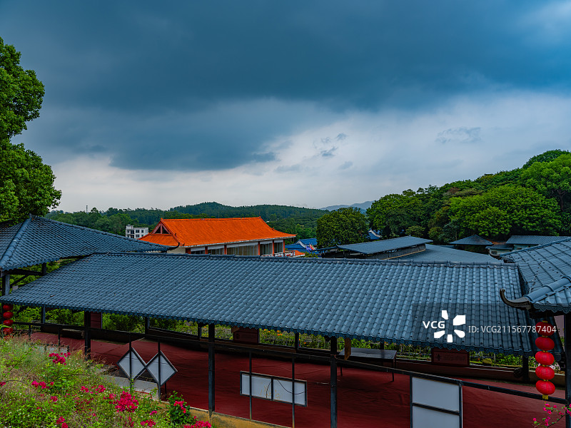 广东廉江谢鞋山旅游风景区-荔枝林和山坳里的建筑图片素材