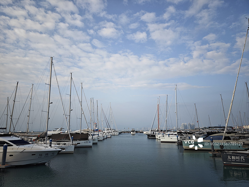 海南三亚半山半岛的帆船 游艇 全景图片素材