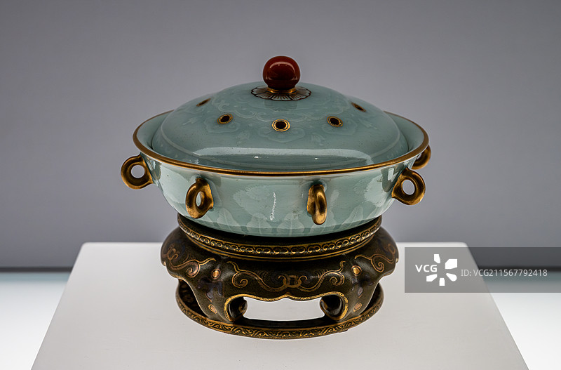 青釉印花茶叶末座描金盖碗图片素材