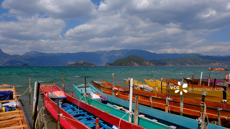 云南省丽江泸沽湖及岸边的猪槽船图片素材