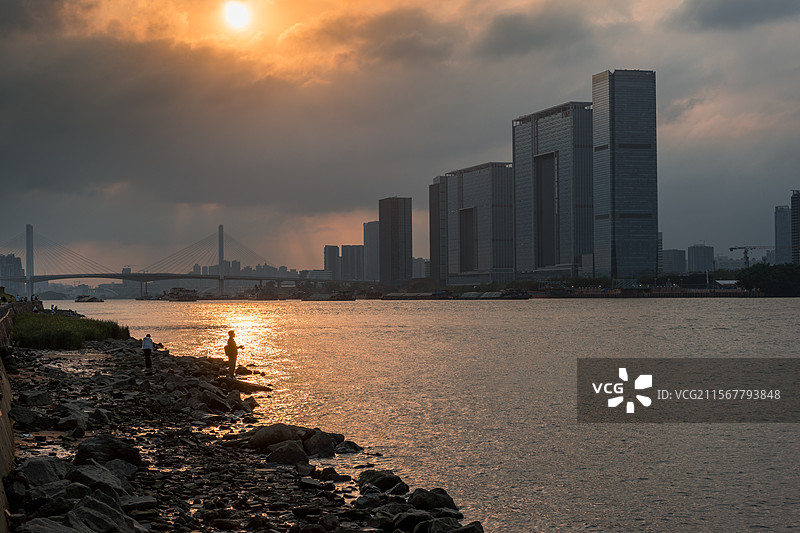 广州之窗商务港和钓鱼人图片素材