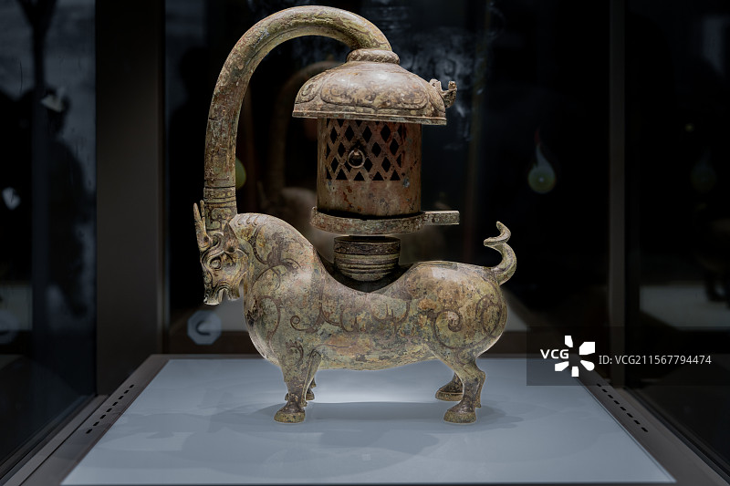 西汉-错银铜牛红灯图片素材