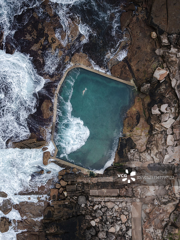 在澳大利亚海岸线泳池游泳的人图片素材