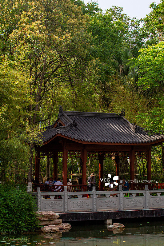 四川省绵阳市户外公园，白昼，水雾图片素材