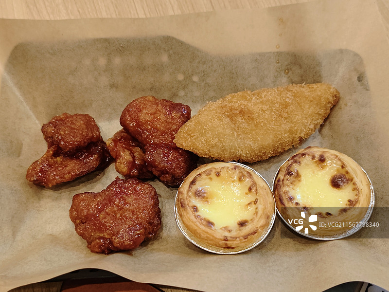 油炸食品和蛋挞特写图片素材