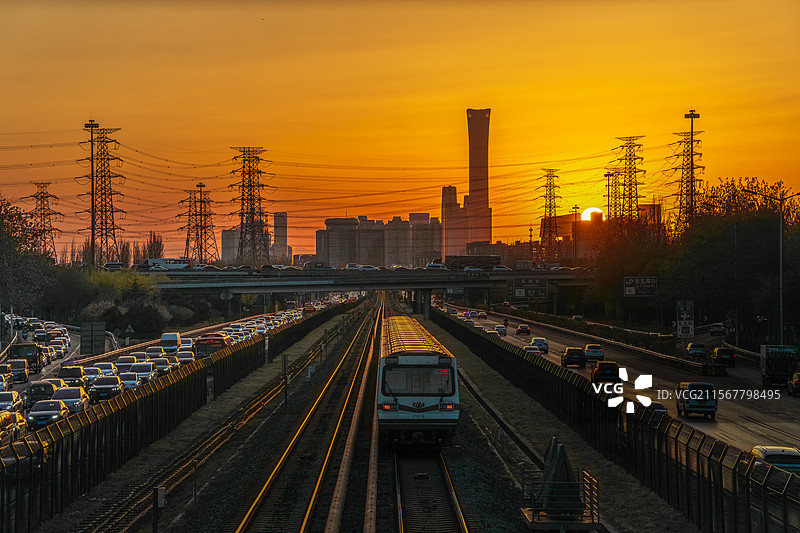 北京黄昏都市列车车流与天际线图片素材