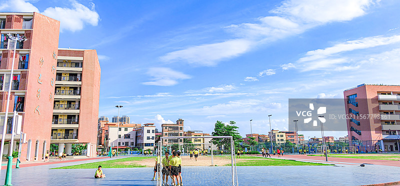 佛山市南海外国语学校蓝天白云下的大课间图片素材