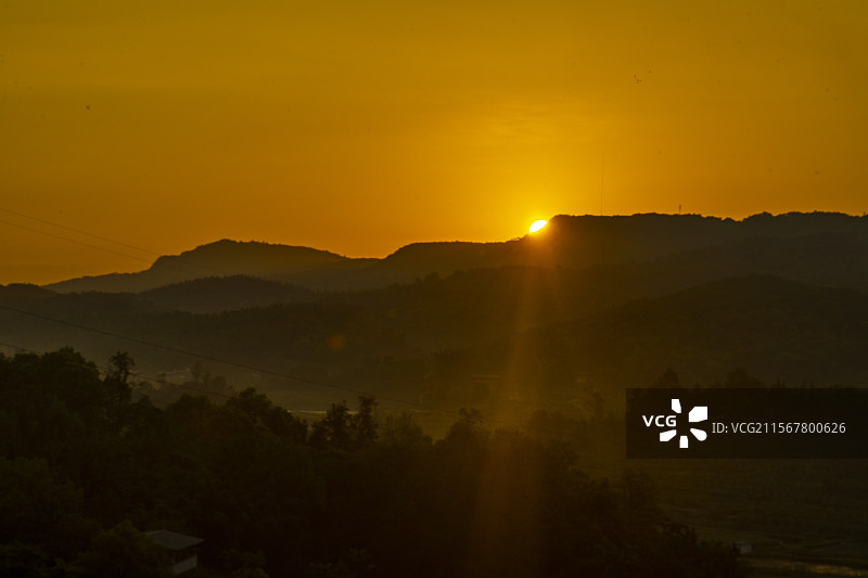 隆昌市翟家凹的日出和千年古树图片素材
