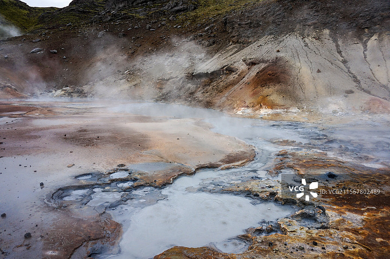冰岛首都雷克雅未克附近的地热景观，充满着硫磺臭鸡蛋味的温泉冒着热气图片素材