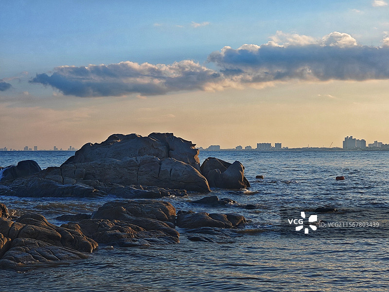 宁静的海岸云卷云舒海岸静，日暮时北戴河海岸一影。图片素材