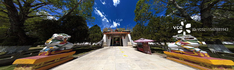 罗布林卡大门古朴庄重，色彩鲜明，饰有精美图案，周围绿树环绕，洋溢着藏式园林的独特韵味与宁静氛围。图片素材