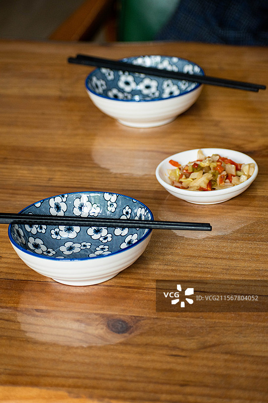 东北水饺、饺子小菜、碗筷、就餐图片素材